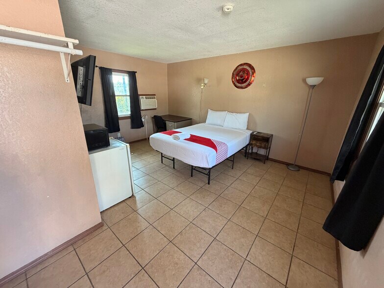More Photos Of 108 Pearl St, Bedford Hotel For Sale