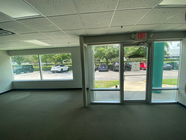 More Photos Of 7575 Kingspointe Pky, Orlando Showroom For Lease