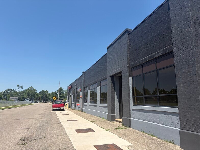 More Photos Of 309 N Prospect St, Sturgis Light Manufacturing For Sale
