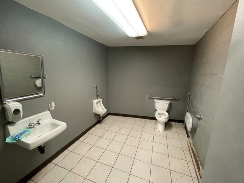 More Photos Of 1371 Saw Mill Run Blvd, Pittsburgh Warehouse For Sale