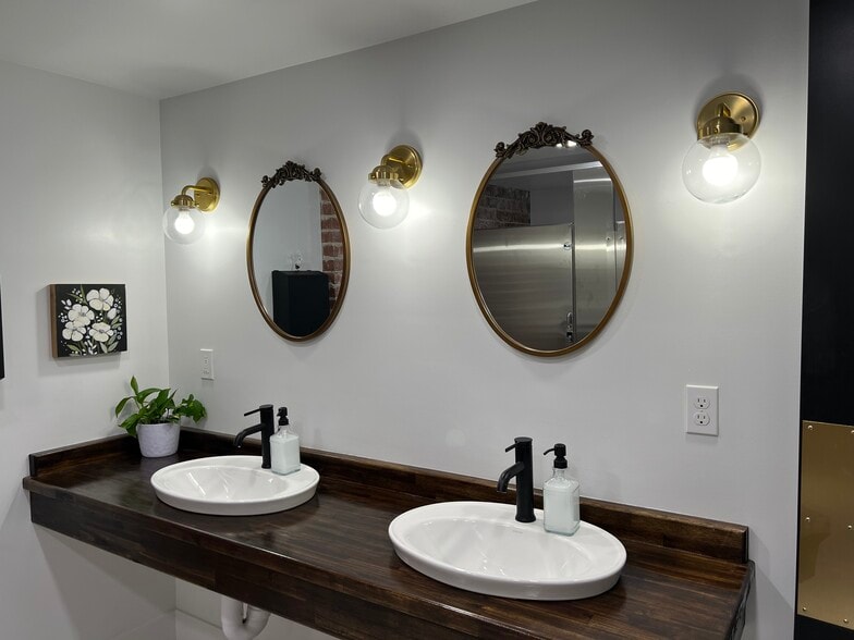 More Photos Of 132 W International Speedway Blvd, Daytona Beach Office For Lease