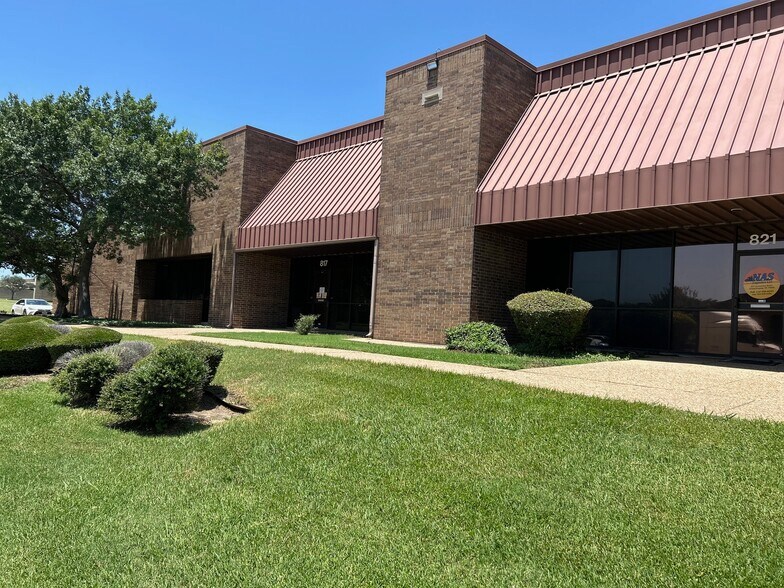 More Photos Of 817 Greenview Dr, Grand Prairie Showroom For Lease