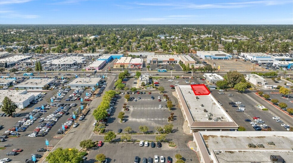 More Photos Of 5646 N Blackstone Ave, Fresno Unknown For Lease