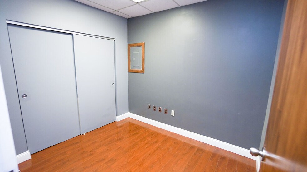 More Photos Of 2 Lincoln Hwy, Edison Medical For Lease
