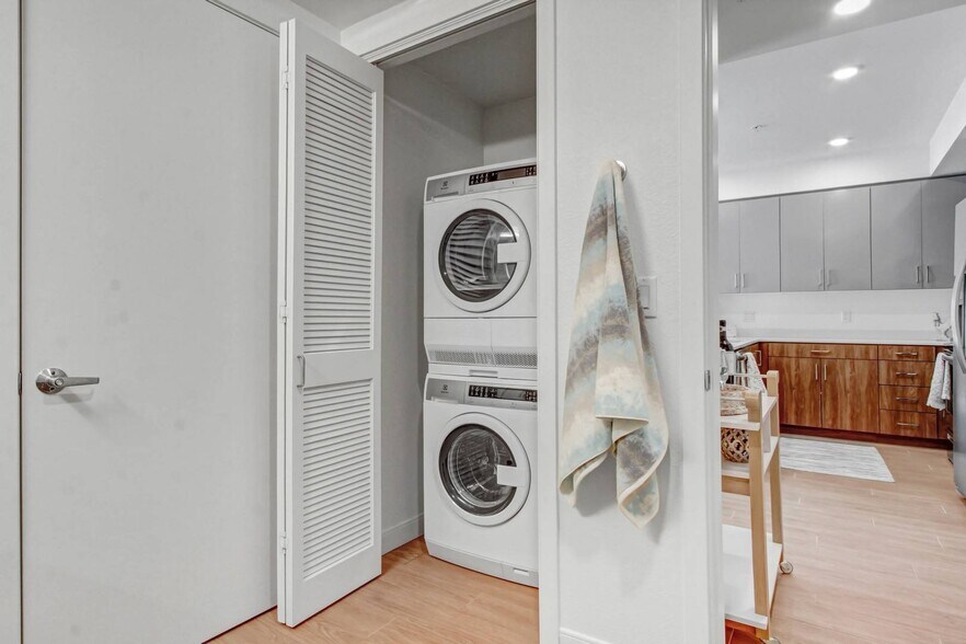 More Photos Of 6625 Reseda Blvd, Reseda Apartments For Lease