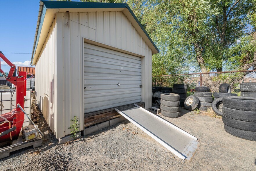 More Photos Of 402 N Pyfer St, Whitehall Office For Sale
