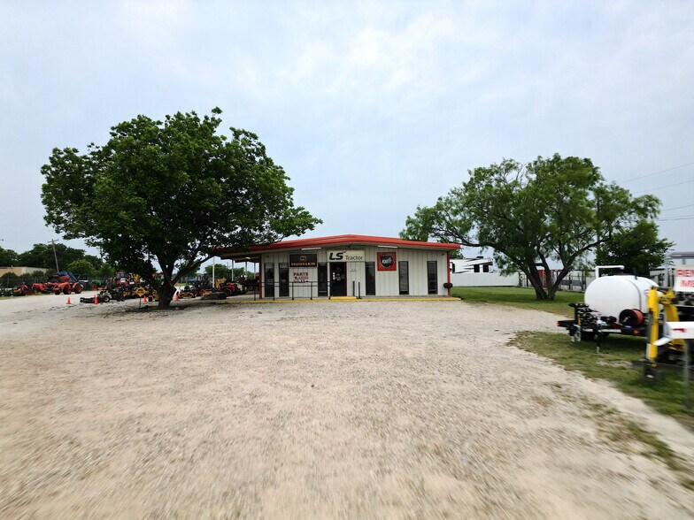 More Photos Of 3456 S Burleson Blvd, Alvarado Freestanding For Sale