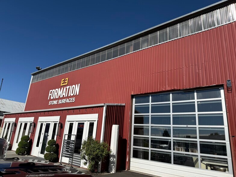 More Photos Of 50 SE Scott St, Bend Showroom For Lease