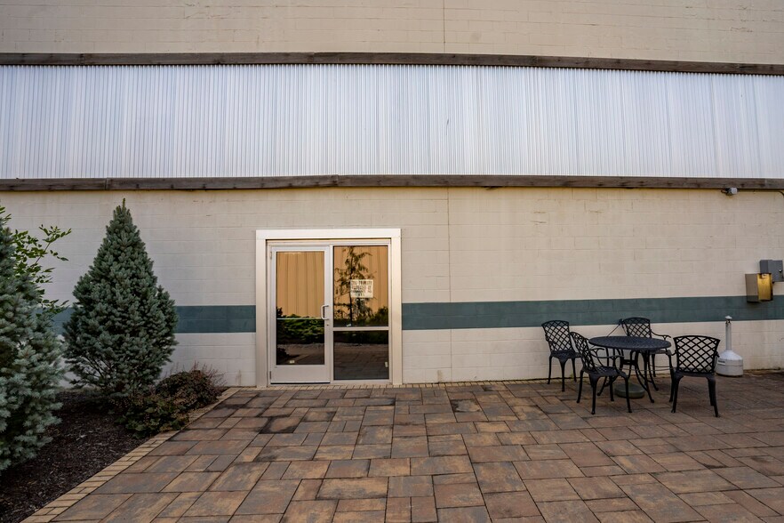 More Photos Of 496 W Plaza Dr, Columbia City Freestanding For Lease