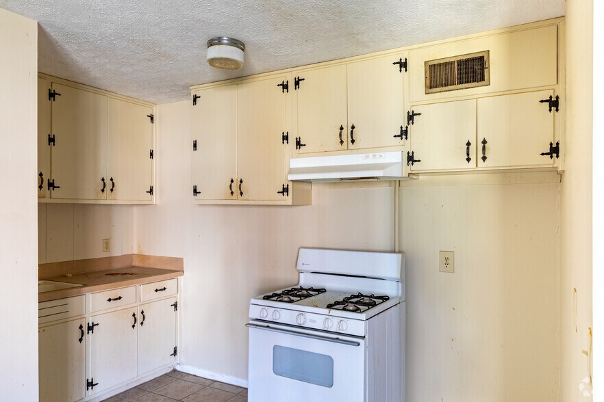 More Photos Of 2605 Ben Hill Rd, East Point Schools For Sale