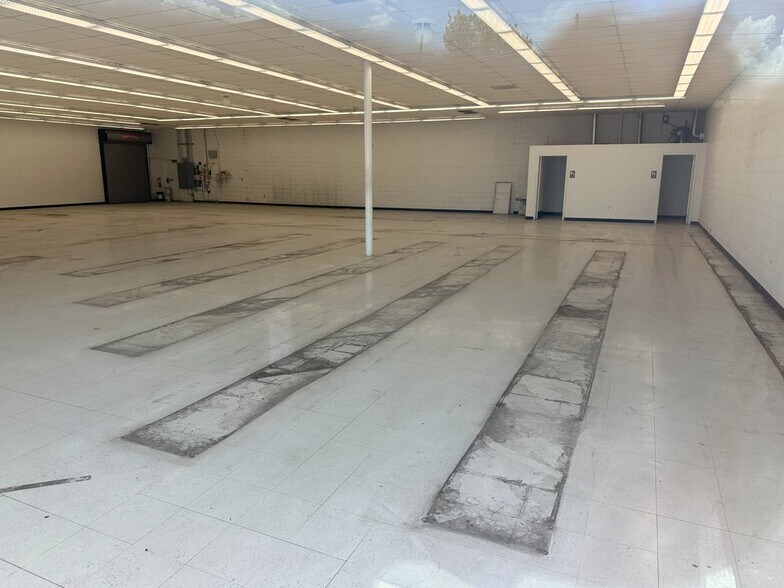 More Photos Of 4461 S Sheridan Rd, Tulsa Freestanding For Lease