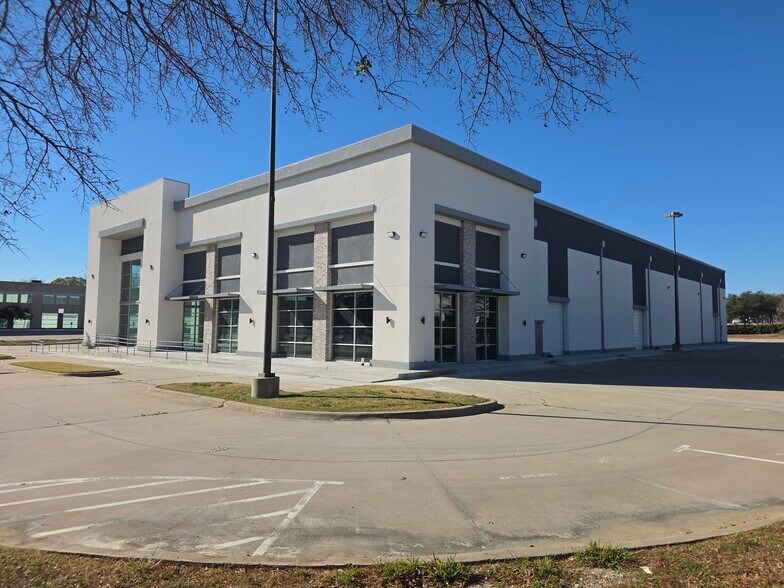 More Photos Of 8221 Royal Ridge Pky, Irving Warehouse For Lease