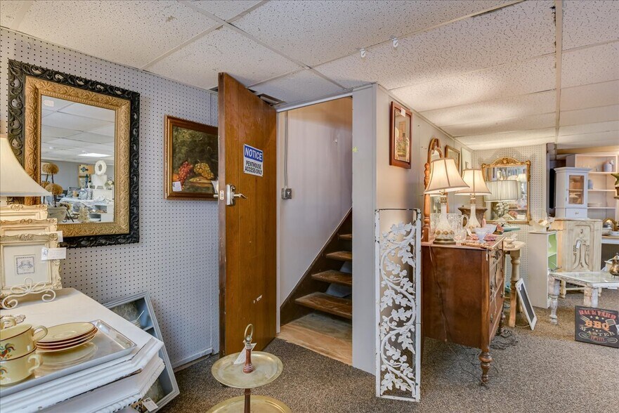 More Photos Of 114 W 6th St, Waynesboro Showroom For Sale