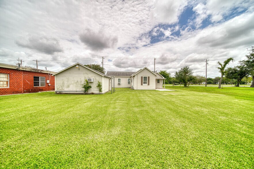 More Photos Of 2813 45th St, Dickinson Storefront Retail Residential For Sale