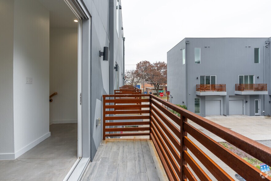 More Photos Of 707 W Commerce St, Dallas Apartments For Sale