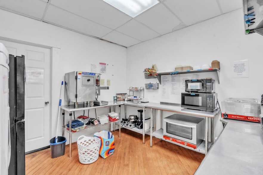 More Photos Of 118 E Main St, Albion Flex For Sale