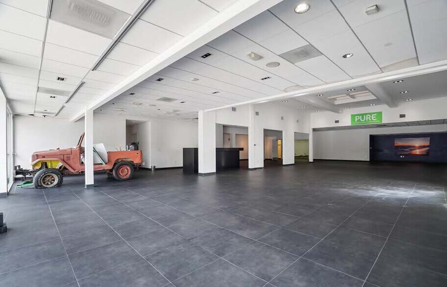 More Photos Of 21326 Ventura Blvd, Woodland Hills Storefront Retail Office For Lease