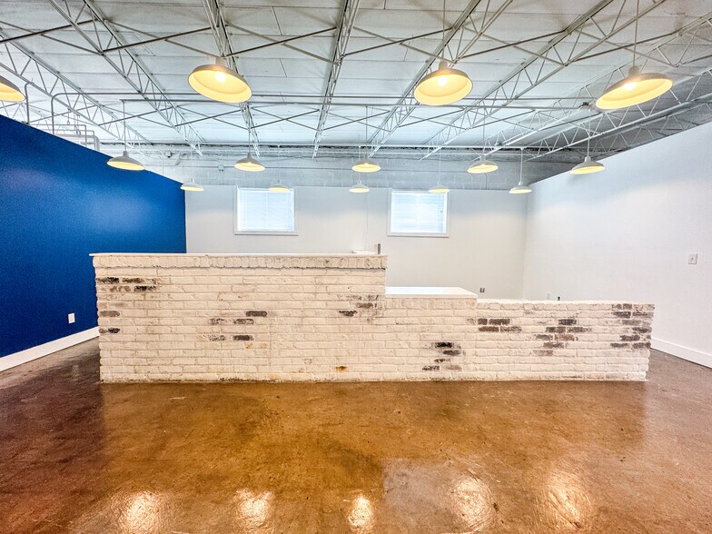 More Photos Of 920 Dauphin St, Mobile Office For Sale