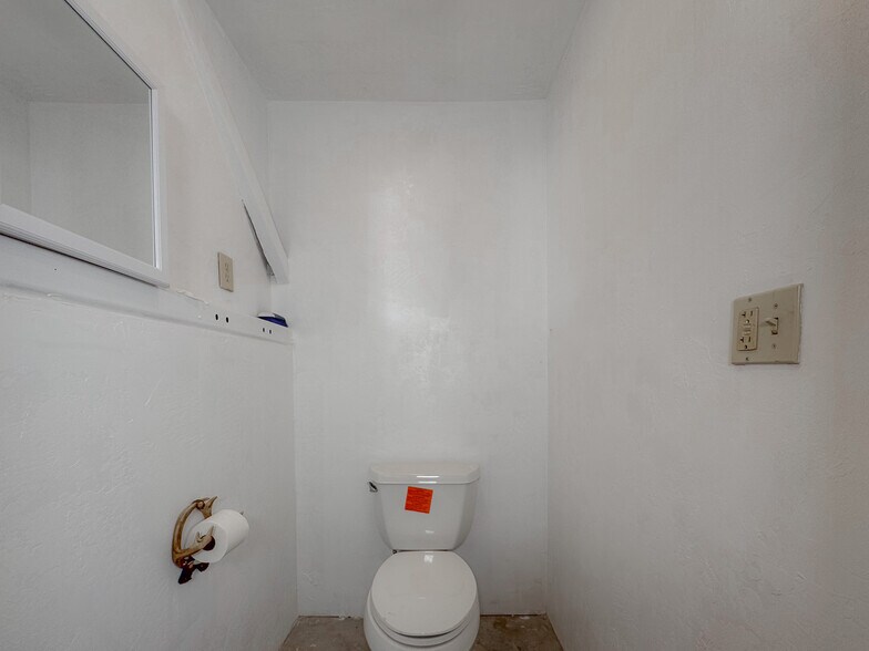 More Photos Of 210-212 N Pine St, Ponca City Light Distribution For Sale