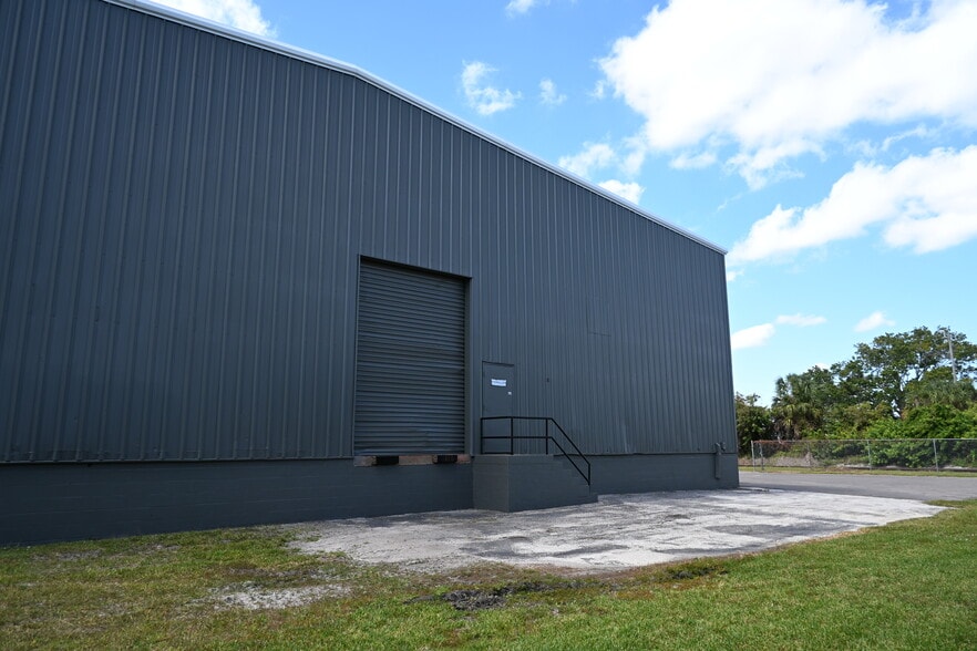 More Photos Of 6211 Anderson Rd, Tampa Warehouse For Lease