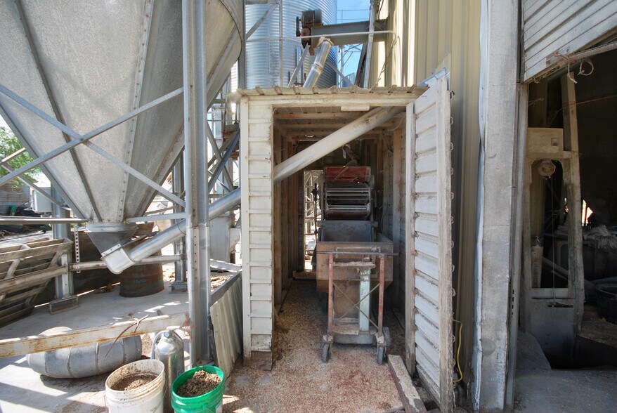 More Photos Of 5040 FM 1295, Moulton Specialty For Sale