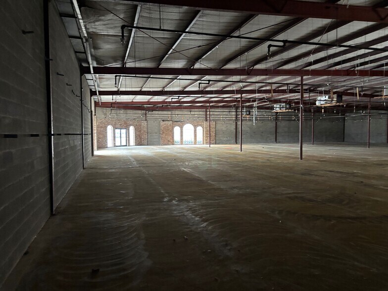 More Photos Of 201 N Pacific St, Conroe Freestanding For Lease