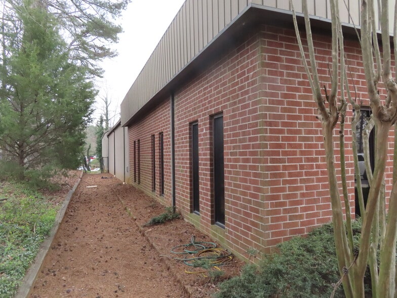 More Photos Of 8621 Barefoot Industrial Rd, Raleigh Warehouse For Lease