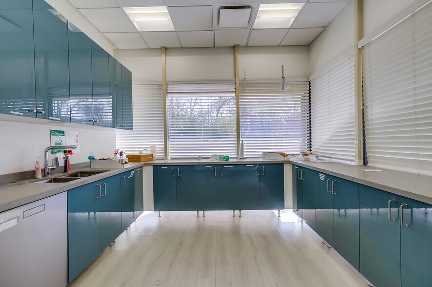 More Photos Of 5947-5951 Variel Ave, Woodland Hills Office For Sale