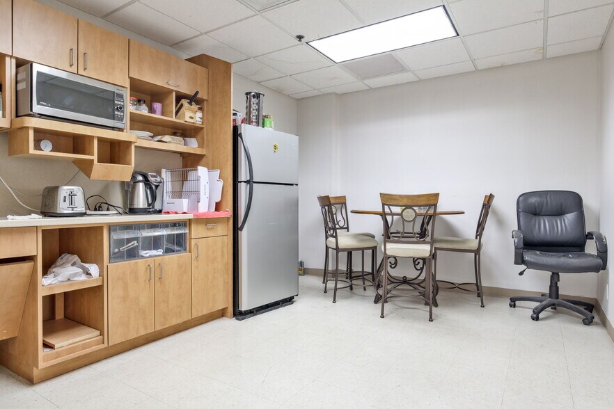 More Photos Of 37 Ramland Rd, Orangeburg Office For Lease