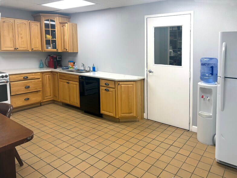 More Photos Of 6068 Baumgartner Industrial Dr, Mehlville Warehouse For Sale