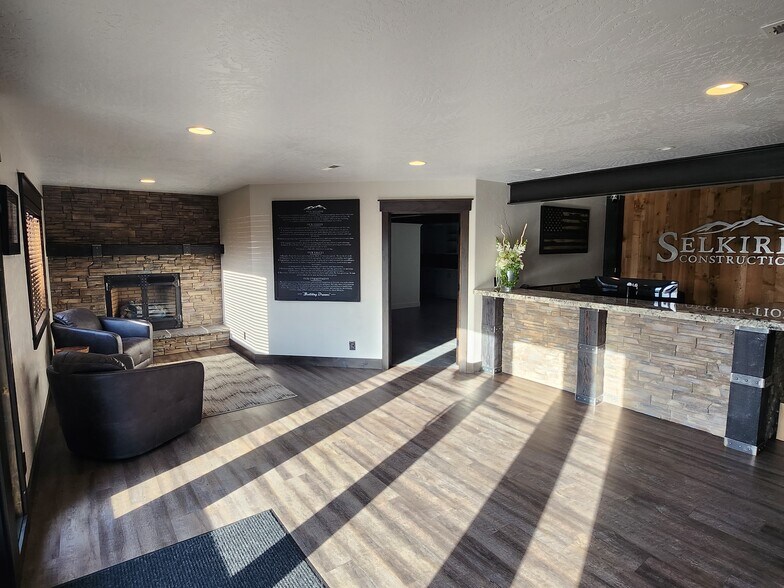 More Photos Of 10157 N Taryne St, Hayden Warehouse For Lease