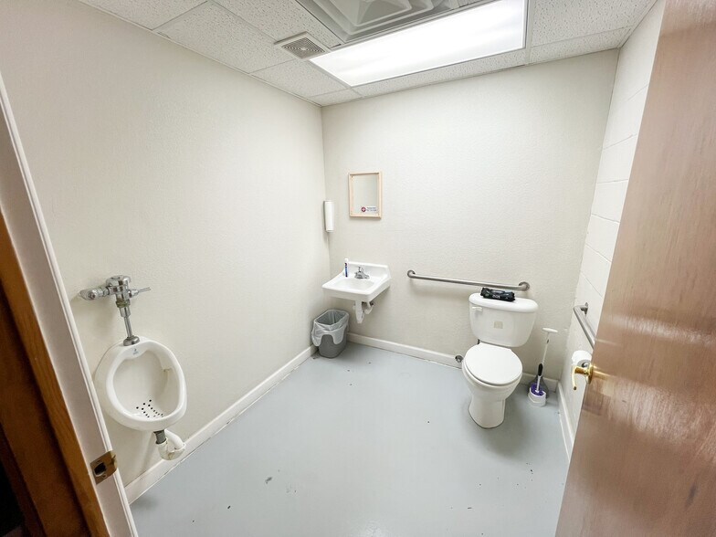 More Photos Of 311 E Illinois Ave, Midland Office For Sale