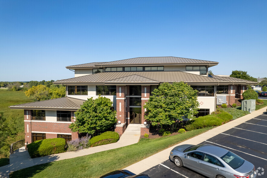 Primary Photo Of 1166 Quail Ct, Pewaukee Office For Lease