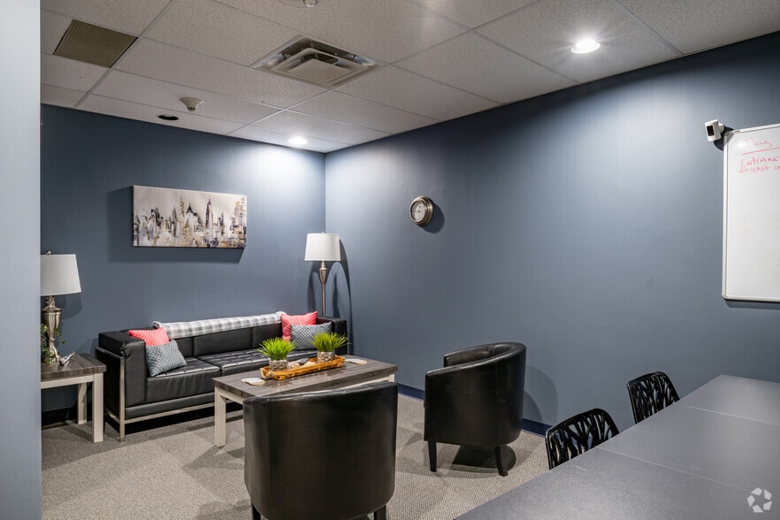 More Photos Of 25900 Greenfield Rd, Oak Park Office For Lease