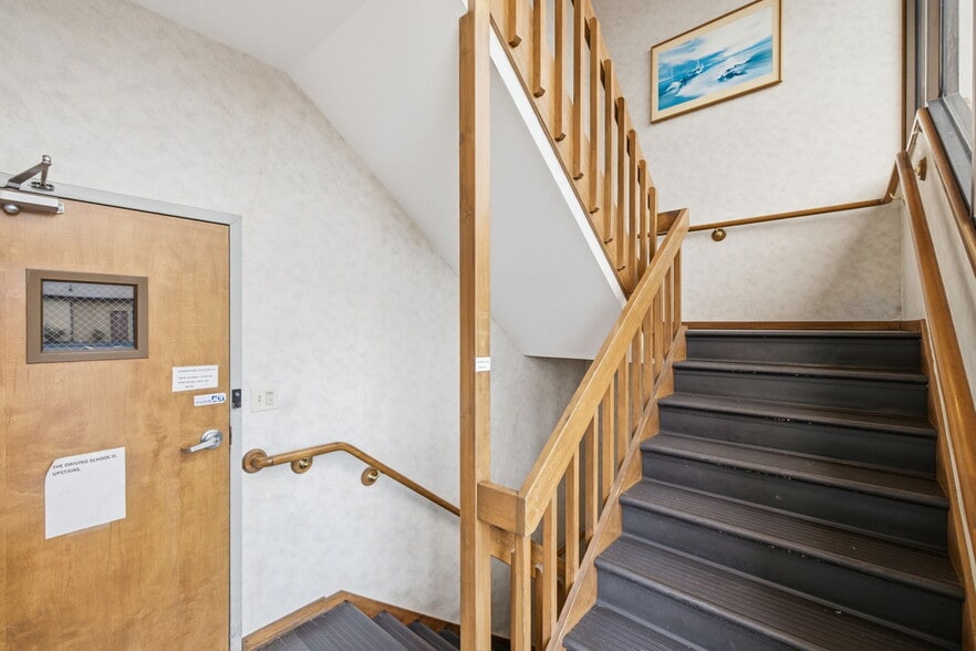 More Photos Of 160 Oak St, Glastonbury Office For Sale