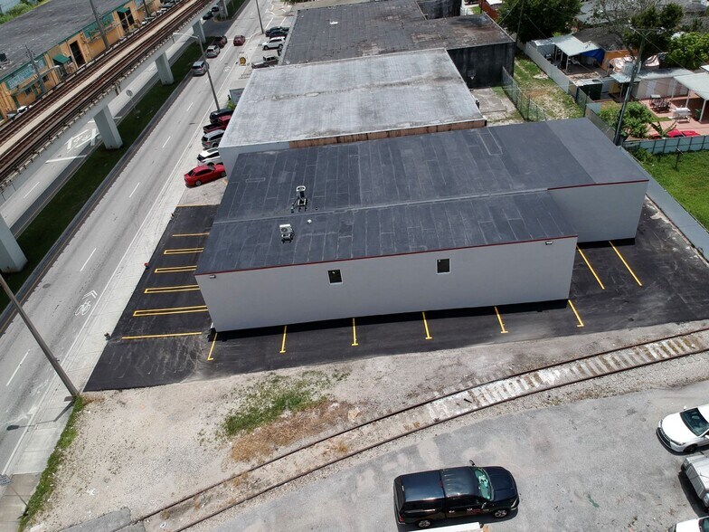 More Photos Of 242 W 21st St, Hialeah Warehouse For Lease