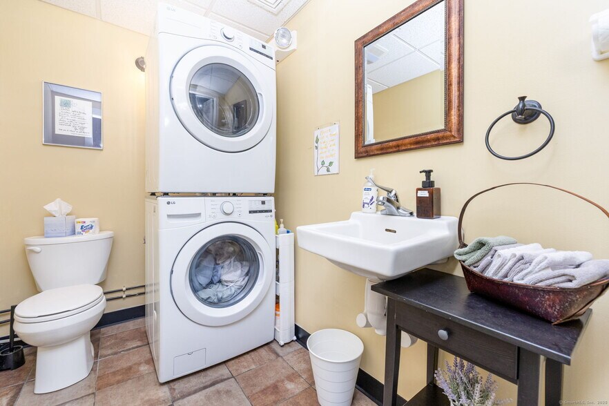 More Photos Of 11 Hayward Ave, Colchester Office For Sale