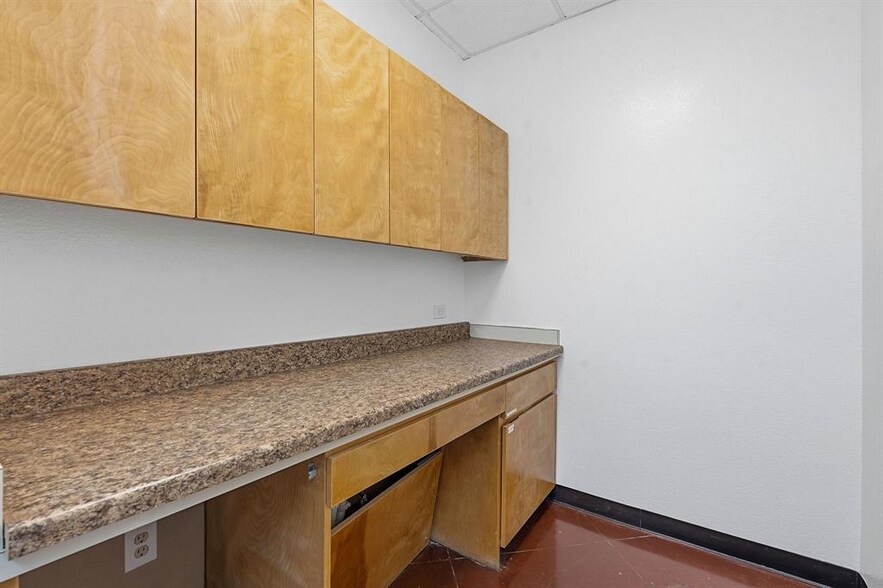 More Photos Of 2100 E Highway 290, Dripping Springs Flex For Lease