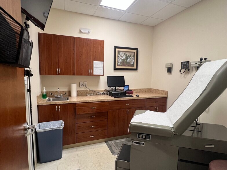 More Photos Of 1787-1797 Middle Country Rd, Centereach Storefront For Lease