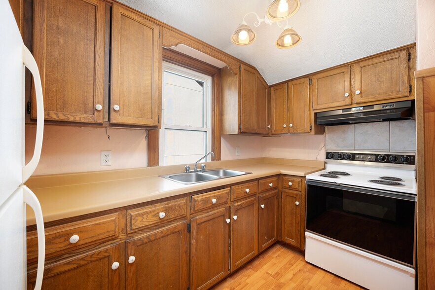 More Photos Of 1451 Ouellette Av, Windsor Office Residential For Sale