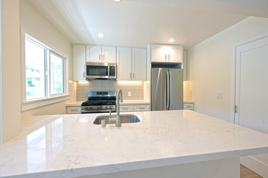 More Photos Of 2592 N Beachwood Dr, Los Angeles Multifamily For Sale