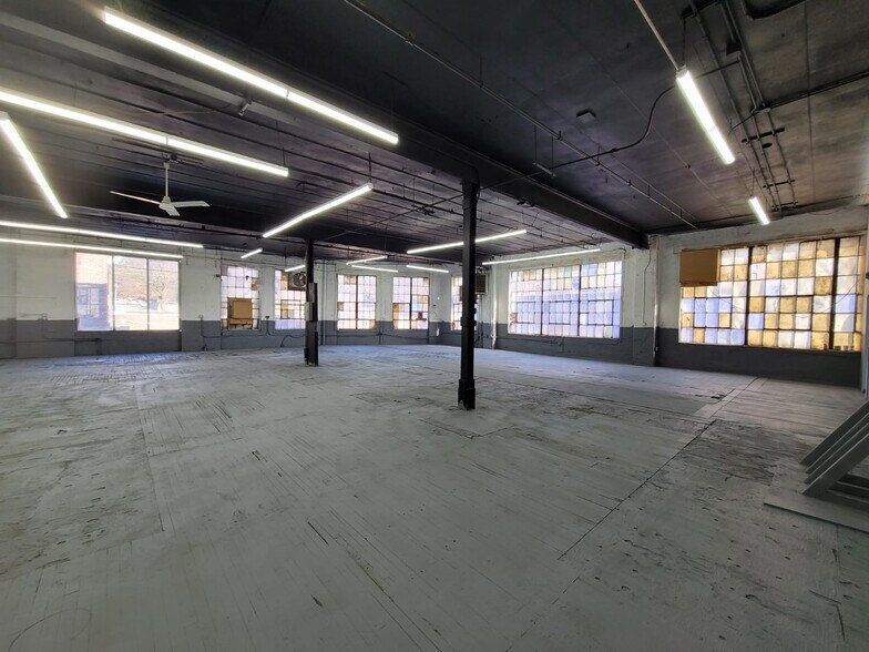 More Photos Of 830 Barry St, Bronx Warehouse For Lease