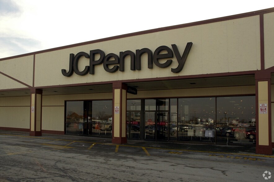 More Photos Of 10-180 Elm Plz, Waterville Storefront For Lease