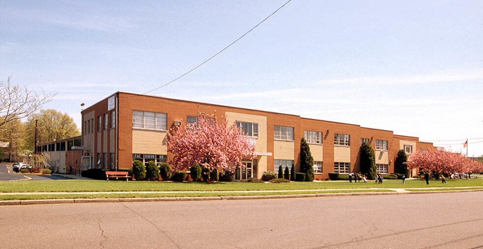 More Photos Of 1 Commerce Dr, Cranford Warehouse For Lease