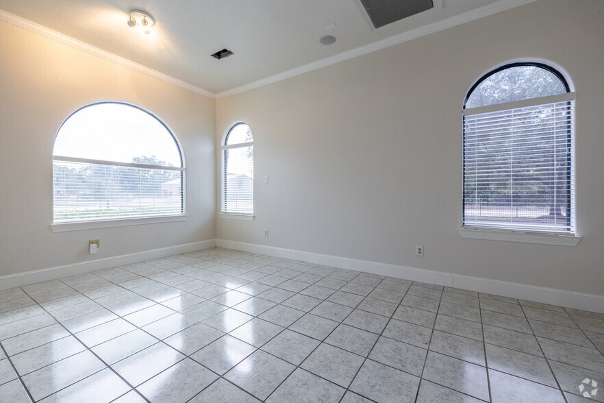 More Photos Of 12820 Willow Centre Dr, Houston Unknown For Lease