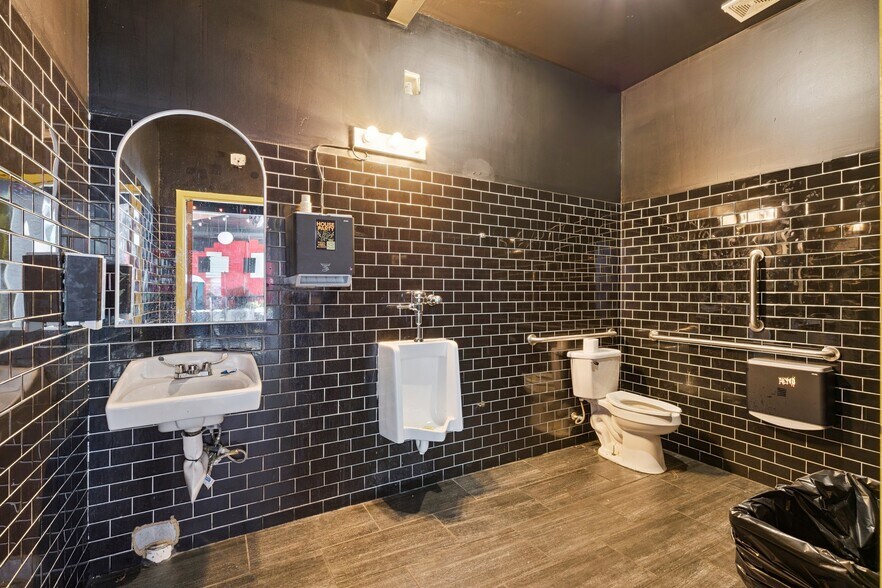 More Photos Of 1012 N Walker Ave, Oklahoma City Bar For Lease