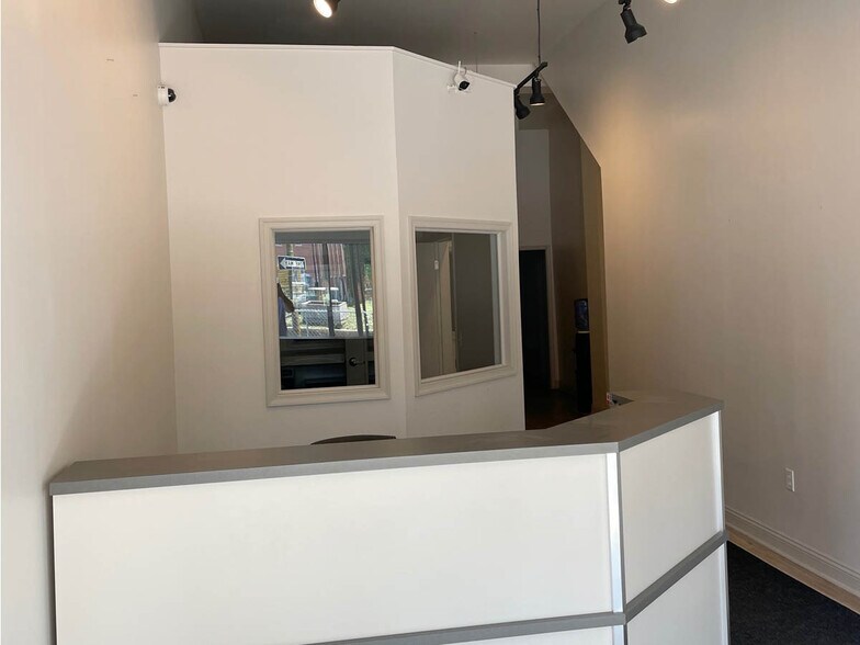 More Photos Of 29 S Duke St, York Storefront Retail Office For Lease