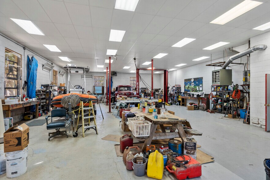 More Photos Of 1037 Wiscasset rd, Boothbay Flex For Sale