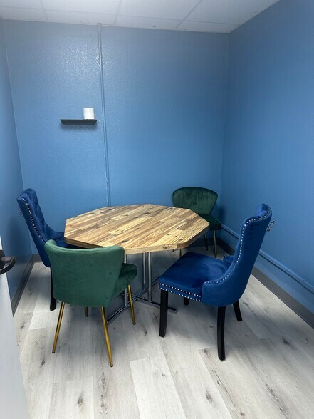 More Photos Of 1401 Applewood Dr, Dalton Medical For Lease