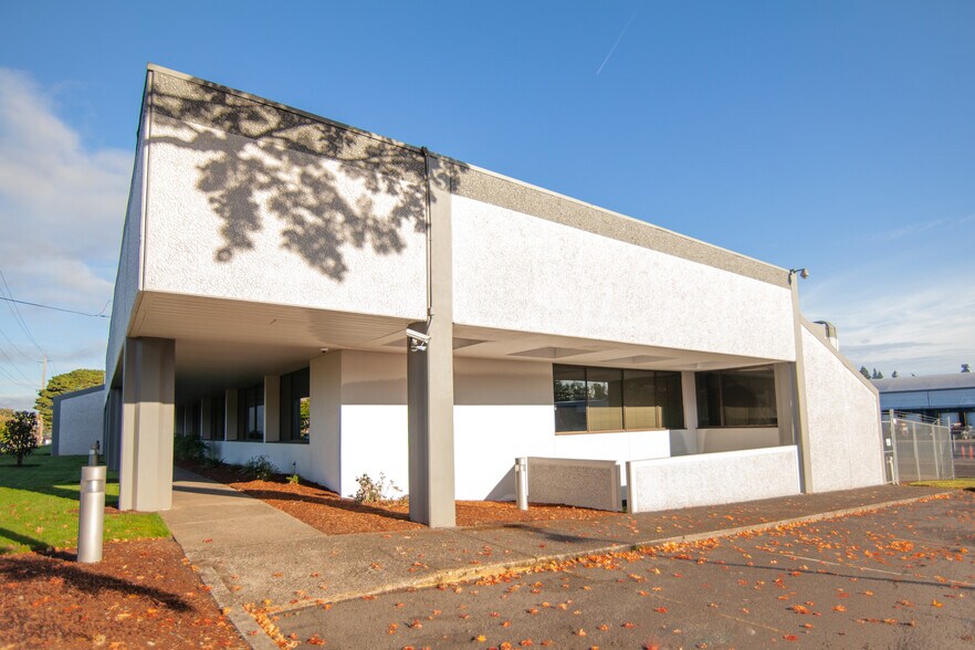 More Photos Of 6433 SE Lake Rd, Portland Office For Sale